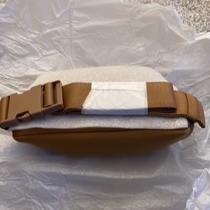 - Dange Dover Ace sling Fanny pack NWT. Color-camel